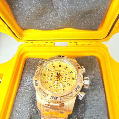 Reloj Invicta dorado Diseño robusto, elegante y llamativo. Ideal para un look Deportivo, Casual. Envío incluído. - 3/5