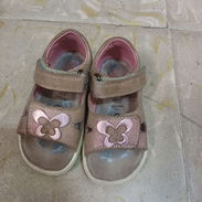 Vendo sandalias de uso para niña. - Img 53734182