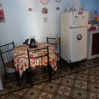 La Casa cuenta con Sala, Cocina Comedor, Baño y dos Cuartos en Barbacoa.... Cerca del Calixto García y de la Universidad - Img 120939822