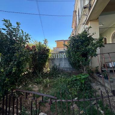 🏡 Venta de Casa en el Vedado – Ubicación Premium  Oportunidad única en el corazón del Vedado, específicamente en 25 y E - Img 122388667