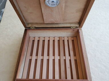 Humidor de puros de estanco artesanal de madera de sedro - Img 65186569