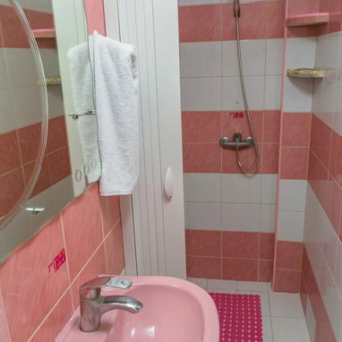 SE RENTAN HABITACIONES ACOGEDORAS MUY CERCA DE GALEANO EN CENTRO HABANA. - 5/10