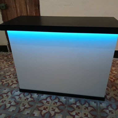Mostrador premium de MDF hidrófugo con acabado de pintura Isaval de alto estándar, ideal para recepciones y puntos de co - Img 115644486