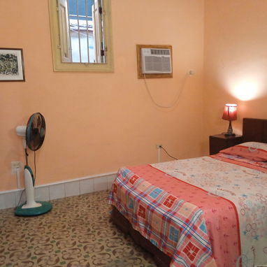 Se Renta  1 HAB Espaciosa (Casa Colonial) pocos Pasos( Universidad de la Habana.) 15 usd x noche. 50008772 - 2/9