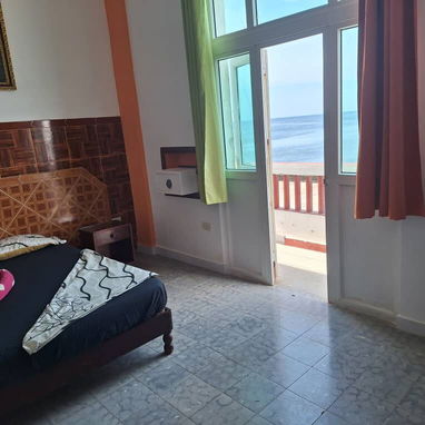 🏠*Se renta casa en Malecón, cuenta con 3 habitaciones, vista al mar cada una, respaldo energético y temática cubana - 4/5