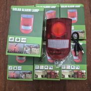 Alarma Solar de Sonido y Luz con Sensor de Movimiento, 129db Sirena de Seguridad Exterior Impermeable - Img 57982681