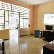 Apto de 2/4, planta baja, carposh, ideal para negocio, Vedado (V-252) - Img 48696475