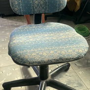 silla de computadora de uso pero en buen estado, sin brazos, Rueda perfectamente pero no es ajustable - Img 57103217