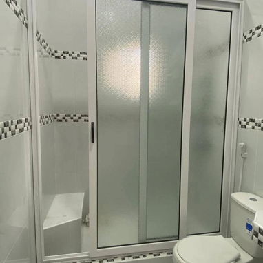 Mamparas de baño en aluminio..trabajos por m²..170usd..precio o calidad..austed decide - Img 118990914