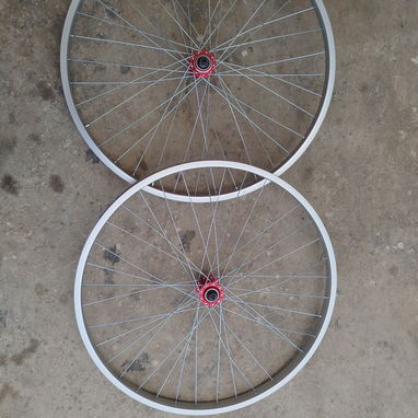 Taller y piezas asientos gomas y cámaras asesoríos de bicicleta - 2/2