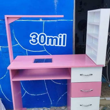 MESITAS DE UÑAS - 8/10