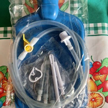 Vendo silla 160,cremas 10 cada una,kit de enema 10,vendaje transparente 20 todo usd. - 4/5