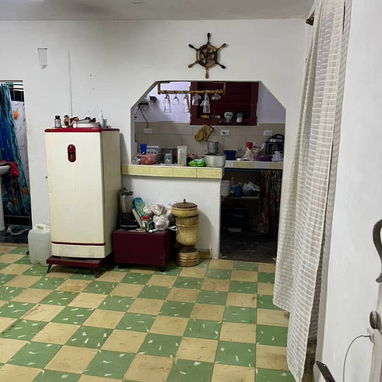 Apartamento en Boyeros. Interior un pasillo de 3 apartamentos, el pasillo tiene reja - 2/9