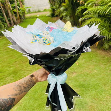 Regalo de ramo de rosas eternas azules con bombones - Img 123827511