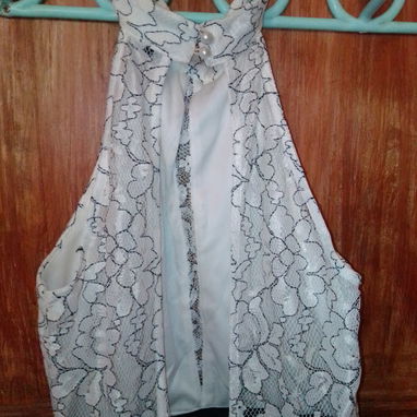 vestido talla S, negro y blanco con escote atrevido - Img 84016362