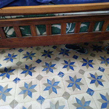 Cama estilo nórdico importada con sus mesitas. Sin detalles. La vendo con colchón - Img 126313779
