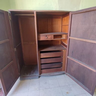 COGE GANGA, SI BUSCAS UN ESCAPARATE GRANDE TENGO ESTE ESCAPARATE ANTIGUO ES DE LOS AÑOS 50 ES DE CAOBA Y DE BUENA MADERA - Img 123297118