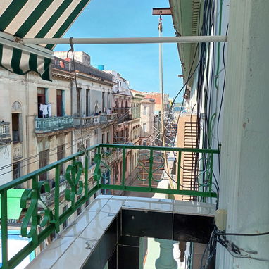 Aquiler para extranjeros 2 habitaciones, una a 10 Euros o Dólares y la otra a 15 por día con baño privado - Img 110893104