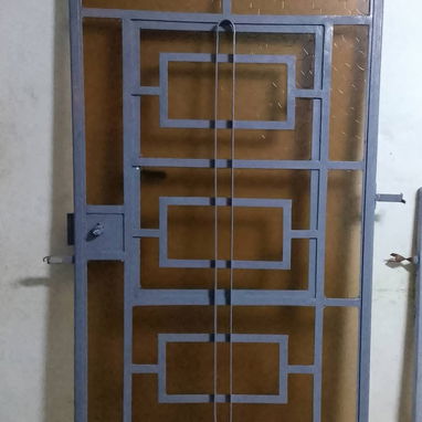Se hacen trabajos de herrería ventanas🪟,rejas de seguridad y puertas🚪 con cristale  con su  Yale ya puesto . Transport - 5/10