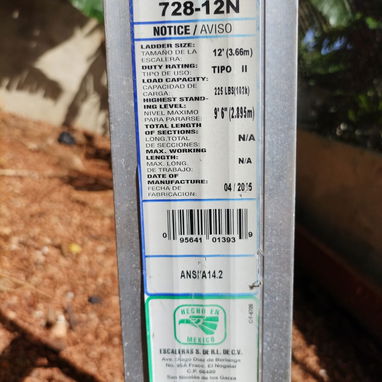 Vendo una escalera de tijera de aluminio de uso. 3.66m de altura. 120 USD - 2/2