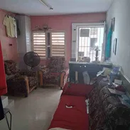 *118🏡_Se vende casa puerta de calle Biplanta en Centro Habana de placa libre*  ⚠️*No se va la luz*⚠️  💶*Ideal para el - Img 55786881
