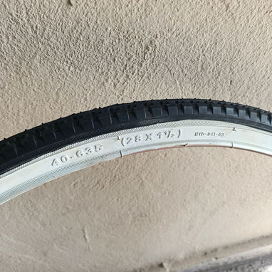 Goma nueva 28x1 1/2 o 40-635 precio 5500 o la cambio por 35-622 o 32-622, tengo 1 sola, vendo o cambio por esas medidas - 3/5
