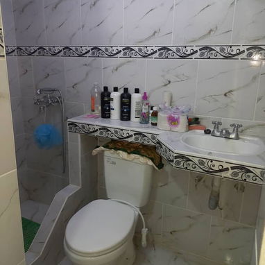 *Se vende 🏡 puerta de calle en Centro Habana* ✔️*HAY un parqueo estatal cerca,en la misma cuadra*  ✔️*En la planta baja - Img 120668384