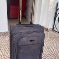 Maleta de viaje de 10 kilos de uso pero está en perfecto estado es de buen material de tela - Img 127584279