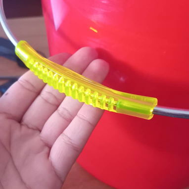 CUBO DE PLÁSTICO CON ASA METÁLICA - 5/7