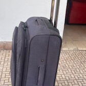 Maleta de viaje de 10 kilos de uso pero está en perfecto estado es de buen material de tela - Img 127584276