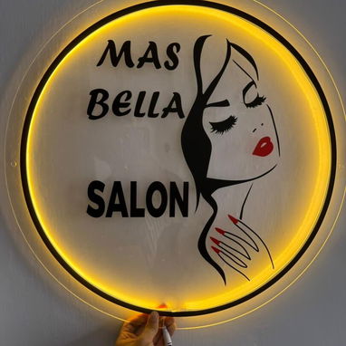 ¡Dale a tu negocio un brillo profesional! ✨ Elevamos la imagen de tu marca con nuestros carteles exclusivos: 🔹 Acrílico - 10/10