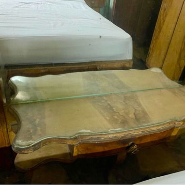 Se juego de cuarto antiguo que tiene cama, dos mesitas de noche,escaparate y coqueta con silla. - Img 124173753