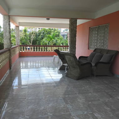 🏖 Casa Xiomara a 3 cuadras de la playa de Guanabo con piscina, billar y 4 habitaciones. Paneles solares. 5295 9440 - Img 119812280