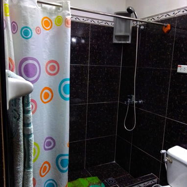SE RENTA APARTAMENTO DE UN DORMITORIO CERCA DEL VEDADO POR 25 Y MALECON. 53880216 - Img 120336616