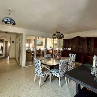 GG-170 ¡MAJESTUOSA CASA INDEPENDIENTE EN ESQUINA EN NUEVO VEDADO POR 350000! (5 CUARTOS, 5 BAÑOS, JARDÍN Y GARAJE) - 2/10