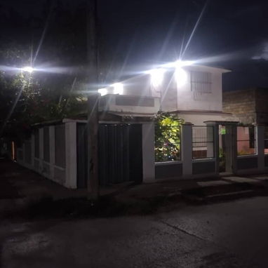 🏡✨ SE VENDE HERMOSA CASA DE DOS NIVELES EN LA LISA ✨🏡 Si buscas comodidad, confort y una casa lista para vivir - Img 123885355