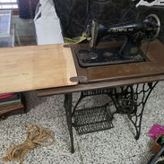 Máquina de coser Olympia, en mueble Singer - Img 56844878