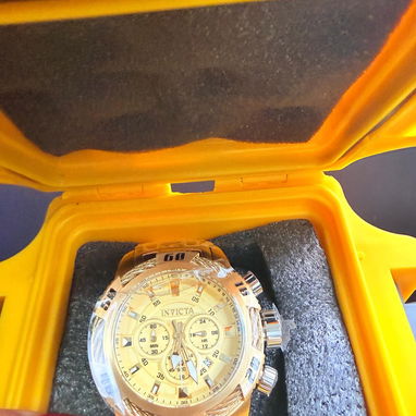 Reloj Invicta dorado Diseño robusto, elegante y llamativo. Ideal para un look Deportivo, Casual. Envío incluído. - 4/5