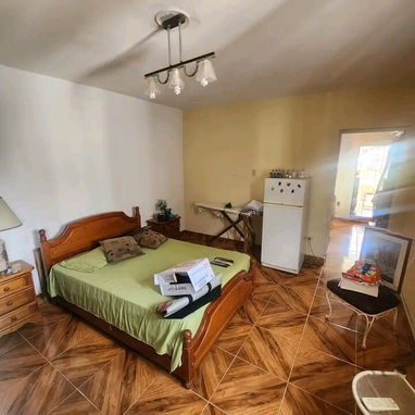 Vendo casa habilitada para rentar de 4 habitaciones, 4 baños y garaje cerca de la Ciudad Deportiva. - Img 105568099