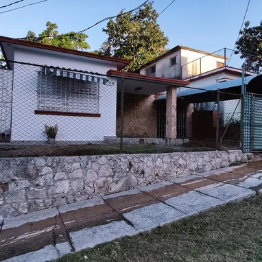 Casa independiente 2 cuartos, 2 baños, garaje, placa libre en Alturas de Belen, Marianao - 52 mil - Img 127876188