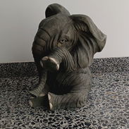 Bebé elefante llorando de adorno, es grande - Img 54875323