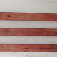 VENDO CABECERA DE CAMA DE MADERA DURA BARNIZADA CON DOS LÁMPARAS APLIQUES. - Img 57643048