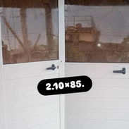 Ventanas de hierro con sus cristales en 70 mil.,puerta de marquetería de aluminio y cristalería en 70 mil., - Img 54363982