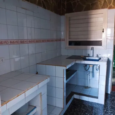 Casa independiente 2 cuartos, 2 baños, garaje, placa libre en Alturas de Belen, Marianao - 52 mil - Img 127876183