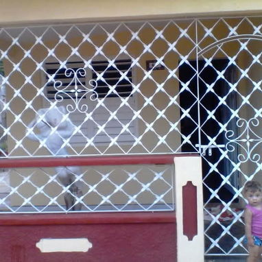 C confeccionan rejas para su vivienda. Empresa u otra entidad. Llamar al 53990900. Ernesto . O escribir por WhatsApp o m - 5/6