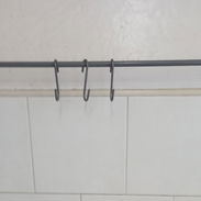 SE VENDE BARRA CON 3 GANCHOS PARA COLGAR EN LA COCINA - Img 58004218
