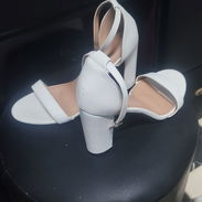 Tacones cuadrados blancos talla 40 - Img 55880010