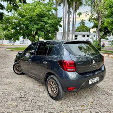 RENAULT SANDERO AÑO 2018 CARRO BUENO BUENO!!!! - 2/4