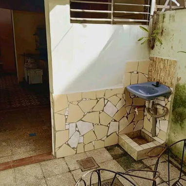 54321162  PRECIO 8500  SE VENDE CASA 🏡+ NEGOCIO CENTRICO EN SANTA CLARA  CON TODO PARA EMPEZAR        Cómo negocio  1. - 5/10