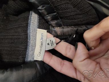 Vendo abrigo/suéter color negro de hombre Calvin Klein NUEVO - Img 61981615